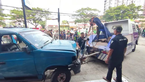 LAKALANTAS Angkot Saling Mendahulukan, 1 orang tewas tertabrak