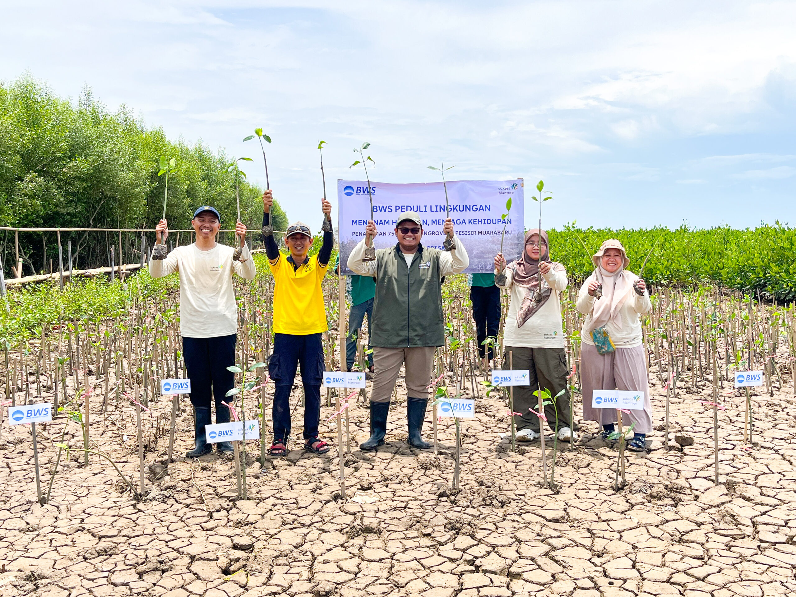 Kolaborasi Hijau: Bank Woori Saudara dan Sukses Filantropi Tanam 750 Bibit Mangrove di Pesisir Karawang