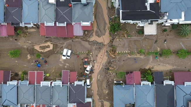 Dedi Mulyadi, Gubernur Jabar, Tawarkan Kampung Baru untuk Korban Banjir Padang