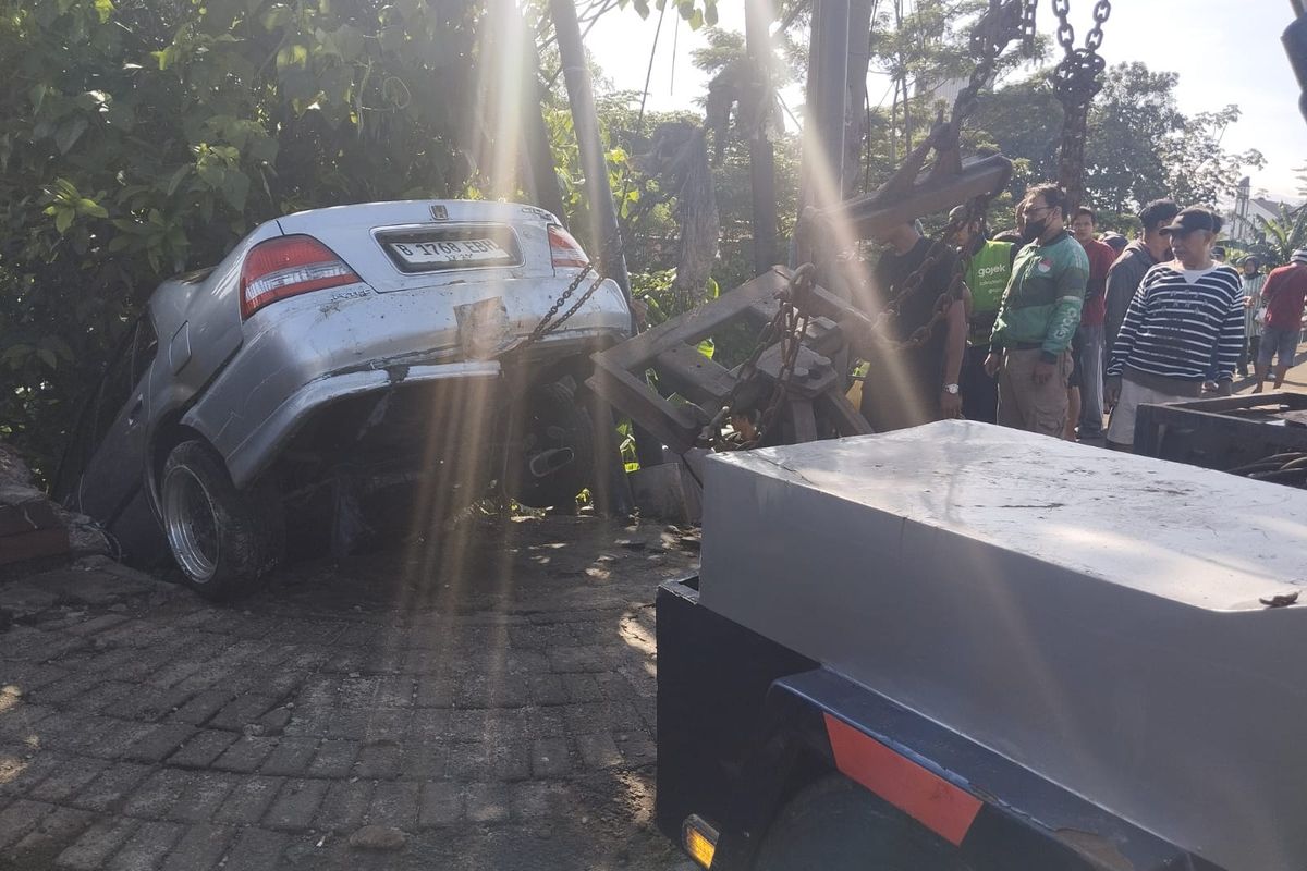 Mobil Terperosok ke Kali Baru Depok, Pengemudi Selamat