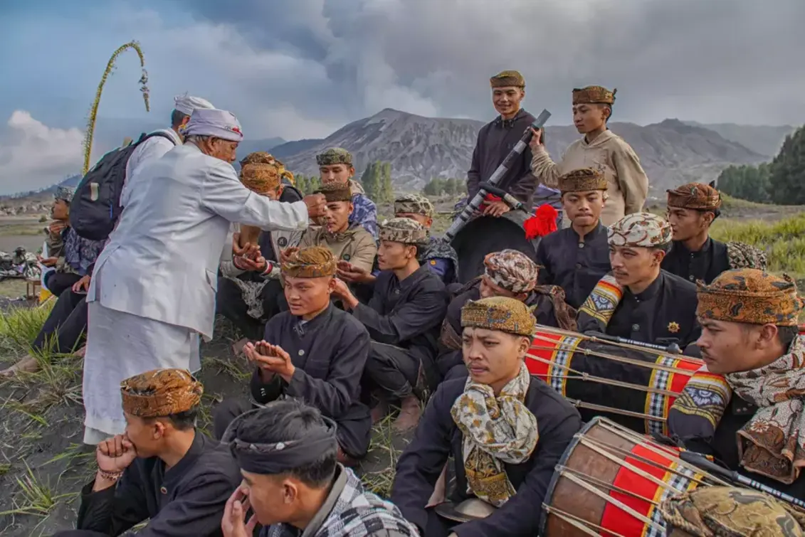 Ratusan Warga Tengger Gelar Ritual Melasti Bromo Jelang Yadnya Kasada