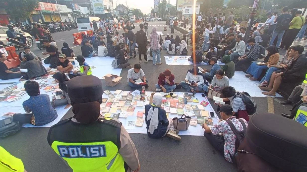 Aksi Mahasiswa Banyumas Raya: Mimbar Bebas dan Lapak Baca Buku di Alun-alun Purwokerto